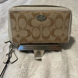 Coach Beige Signature Zip Wallet Broken Zipper 4'×6'